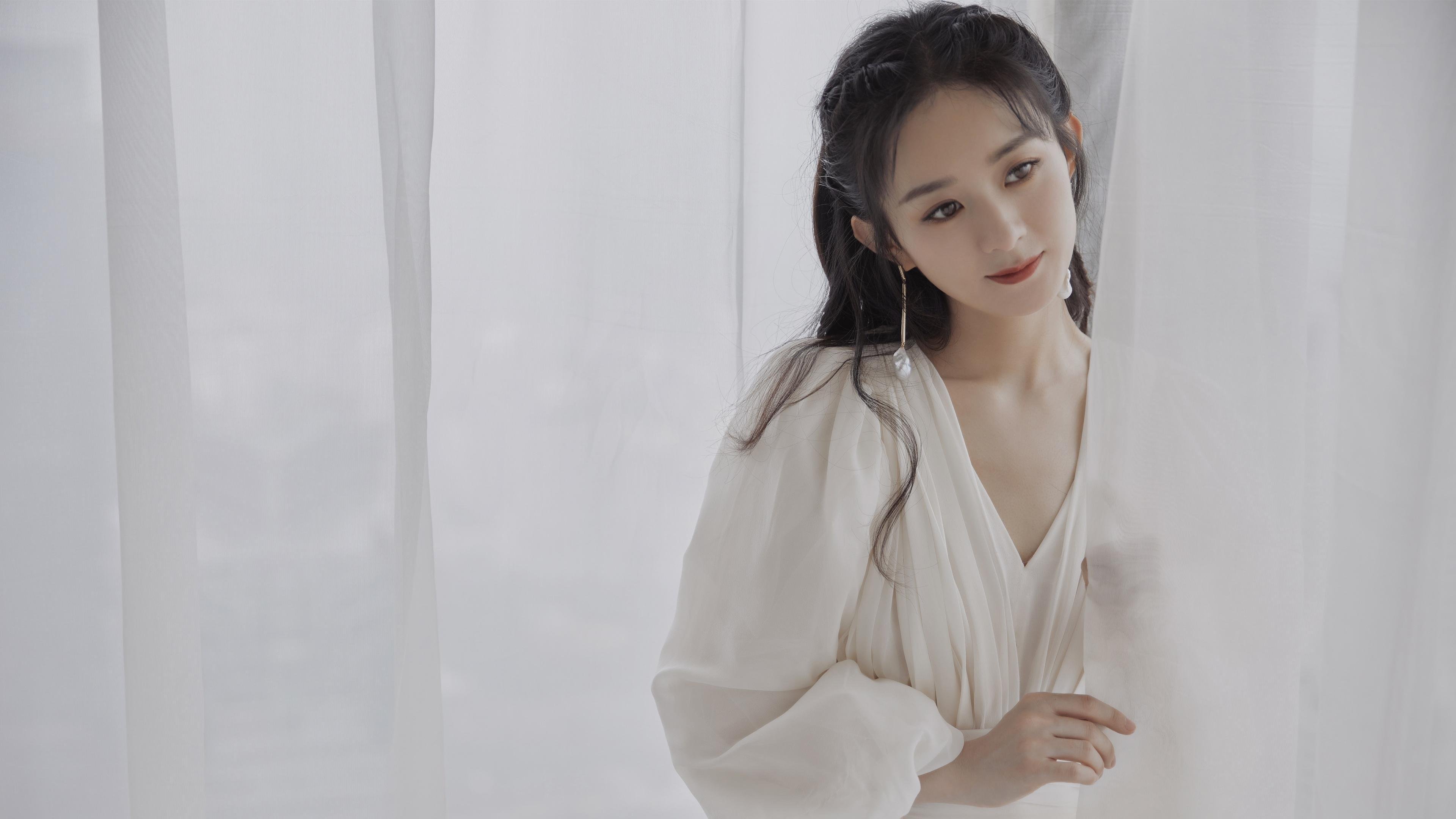 随机暴雨中的F1：湿滑赛道考验车手技艺，f1赛车雨天比赛